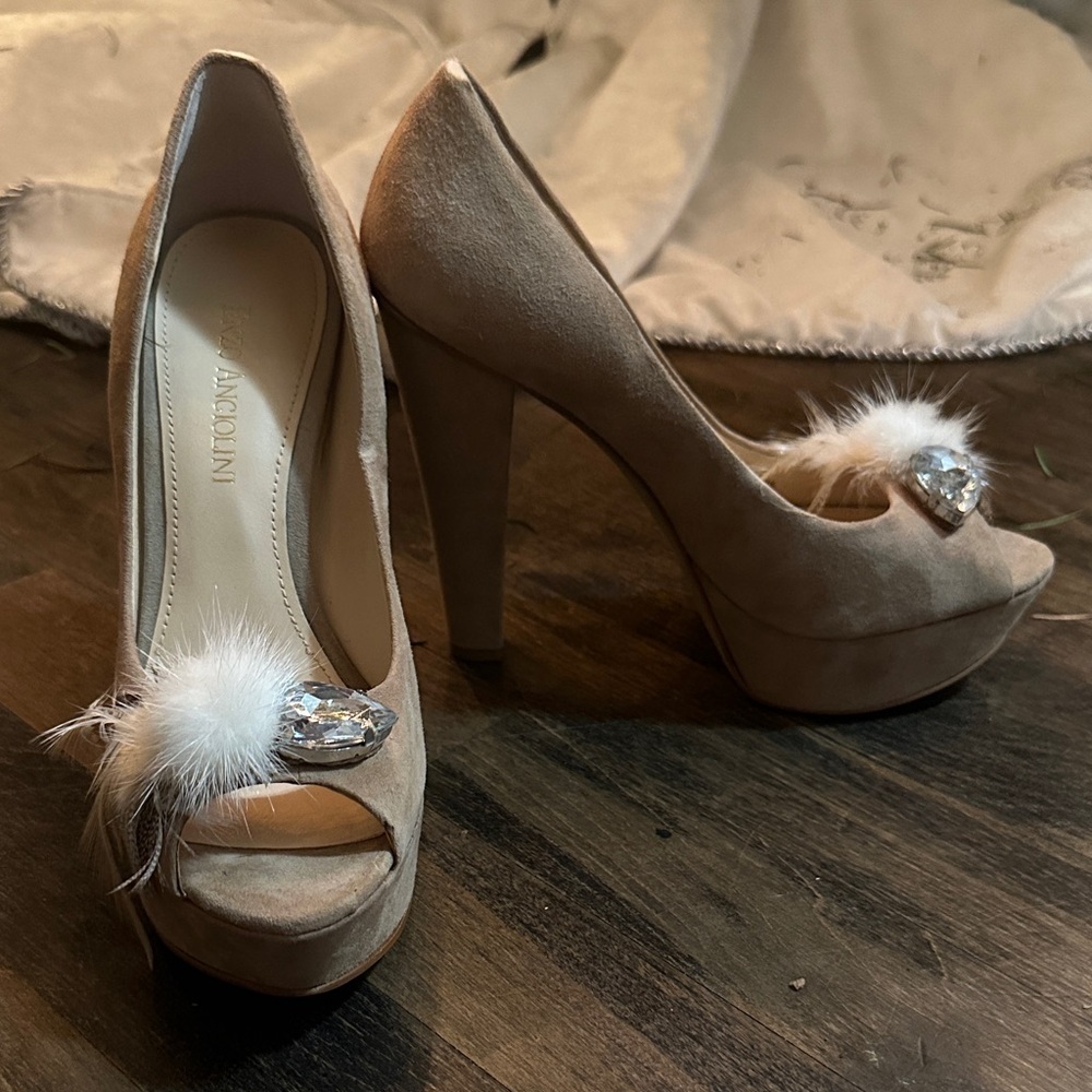 ANTONIO MELANI Beige Peep-Toe Heels with Crystal and Feather
